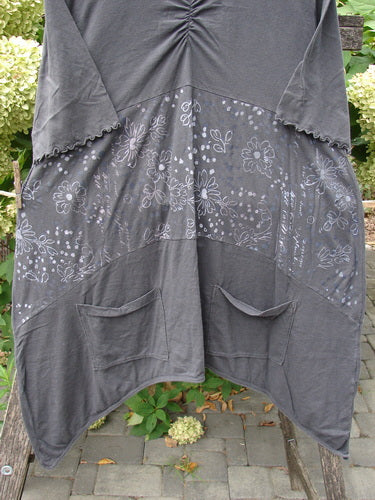 Barclay NWT Perfect Day Pocket Tunic Dress Script Daisy Black Sand Size 0 displayed on a bench, showcasing a wide midsection band with floral pattern and two front patch pockets.