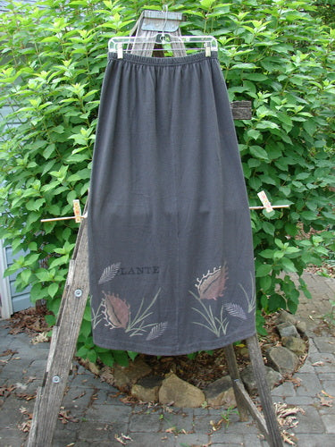 1998 Botanicals Corolla Skirt Plante Vine Raven Size 1 displayed outdoors, showcasing its upward scooped front hemline with a floral design, emphasizing its unique slenderizing style without pockets.