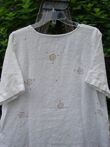 Barclay Linen Shirt Tail Top Circle Center Daisy Chain White Size 0, featuring a rounded neckline, vented hemline, and vertical seam. The floral design embodies Bluefishfinder.com's vintage, creative expression ethos.