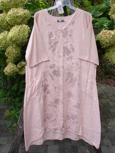 Barclay NWT Linen Le Jardin Cotton Sleeve Pocket Dress features a blush-pink hue, elbow-length sleeves, two front pockets, and a tonal floral panel, ideal for expressing individuality in vintage style.