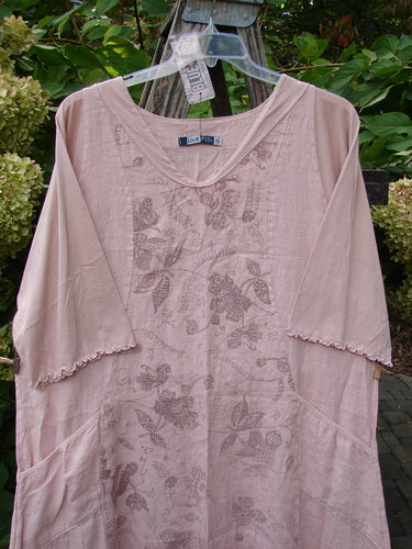 Barclay NWT Linen Le Jardin Cotton Sleeve Pocket Dress Victorian Floral Petal Size 0 on a hanger, showcasing the scoop neckline, elbow-length sleeves with lettuce trim, inset pockets, and floral print detailing.