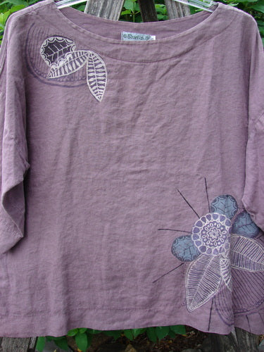 Barclay Linen Lantern Boxy Top Corner Floral Hydrangea Size 0 features a boxy shape, drop shoulders, and a rounded neckline with a floral design. Crafted from medium-weight linen, it's perfect for expressing individuality.