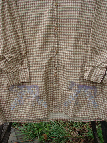 1996 Woven Tourist Top Farm Cow White Pine Gingham OSFA featuring a horse design, tiny wooden buttons, cuffed or rolled sleeves, stand-up collar, and side vents. Farm cow border theme detail.