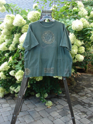 1994 Short Sleeved Tee featuring a circular fan fare design on a green t-shirt. Perfect one size fits all condition with light wear.