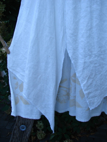 Barclay NWT Linen Fold Over Generosity Skirt Leaf Field Fresh White Size 2 features a dual-layer design with an irregular hem, showcasing a subtle vine and leaf pattern underlayer.