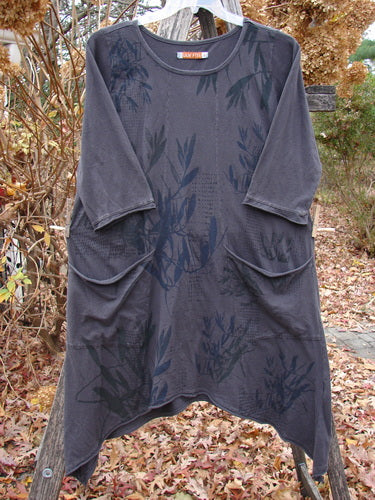 Barclay Sunny Day Pocket Tunic Dress Flutter Bamboo Steel Meteorite Size 1 features a charcoal-gray tunic with 3/4 sleeves, asymmetrical hem, draped pockets, and subtle botanical prints, embodying Bluefishfinder.com's vintage style.