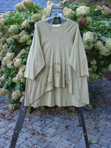 1998 Botanicals Bell Flower Top Root Berry Seed Size 2 displayed on a rack, showcasing its belled A-line shape, upward scooped front hemline, and signature blue fish patch.