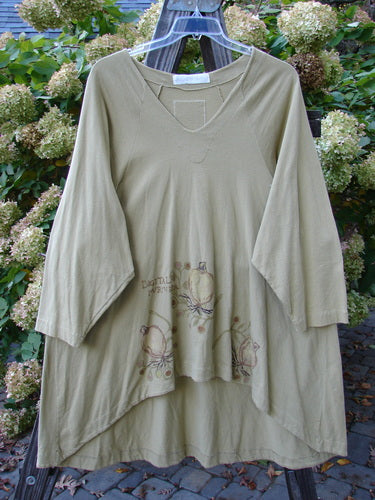 1998 Botanicals Bell Flower Top Root Berry Seed Size 2, featuring a floral design and an upward scooped front hem, displayed on a hanger with a belled A-line shape.