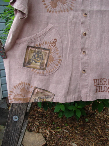 1998 Botanicals Robin's Top Bee Mallow Size 0 features a bee design and garden theme on heavyweight linen, with dual front elastic pockets, 7 buttons, and a super A-line shape.