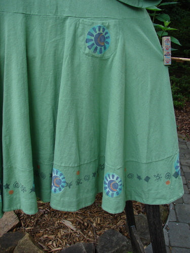 1999 Nest Dress Sun Border Spearmint Size 0: Green skirt with painted sun design, paneled neck, short sleeves, fitted bodice, and swingy lower hem. Organic cotton, perfect condition.
