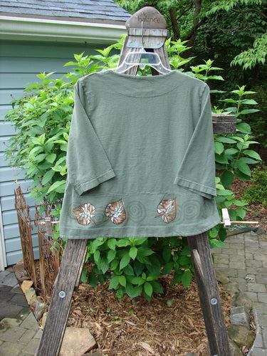 2000 4 Corners Jacket Leaf Green Lake Size 0 displayed on a wooden rack, featuring a cropped, flared shape with floral buttons and a forest leaf design, ideal for layering.