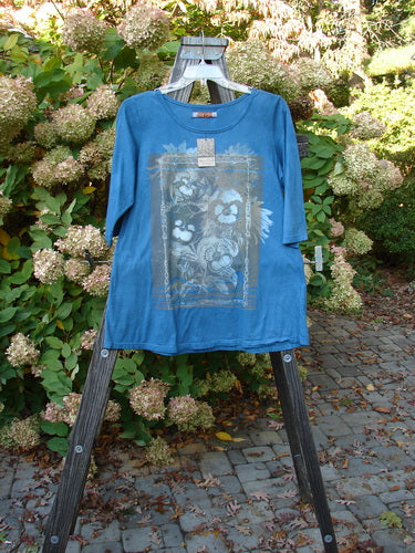 Barclay NWT Modern Slim Tee Top Pansy Mottled Teal Size 1 displayed on a wooden rack, showcasing three-quarter sleeves and a slight lower hip flare.