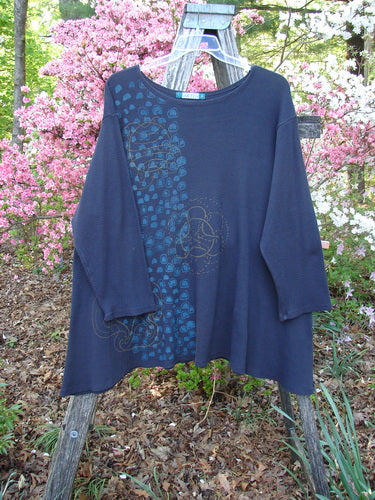 Barclay Thermal A Lined Tunic Top Paisley Graph Black Size 2 features a loose fit, long sleeves, and asymmetrical pebble-patterned print with circular motifs, hanging on a wooden ladder.