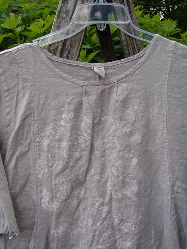 Barclay Cotton Sleeved Frenchtown Studio Dress Wild Flower Rice Paper Size 0, featuring a soft-gray linen with a subtle floral print, rounded pleated neckline, and three-quarter sleeves with curly edges.