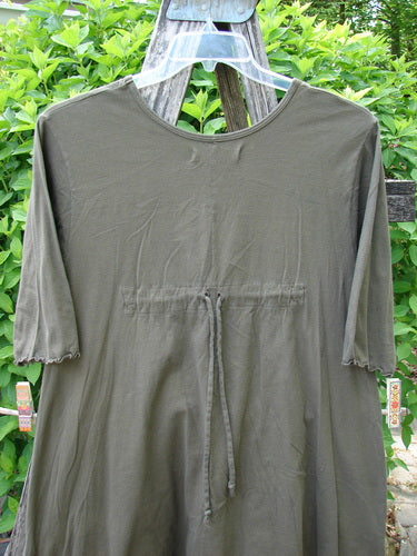 Barclay Quad Pocket Tie Back Tunic Dress Simple Floral Mushroom Size 0, featuring a scoop neckline, three-quarter sleeves, and drawstring waist, elegantly displayed outdoors on a hanger.