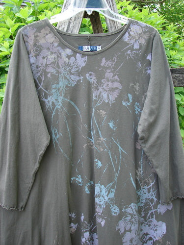 Barclay Three Quarter Sleeve Color Wheel Tunic Falling Floral Black Sand Size 0 features a rounded neckline, three-quarter lettuce-edged sleeves, and A-line shape with bluish-lavender floral prints.