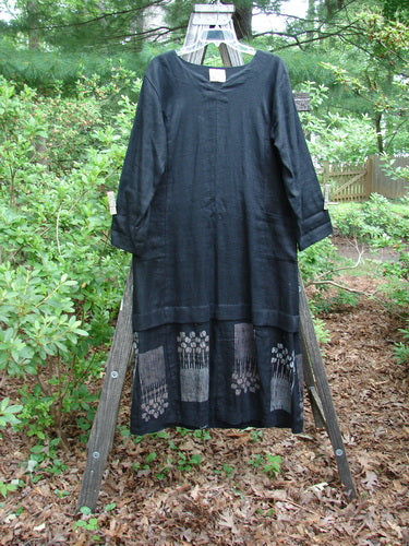 2000 Ringlet Dress Tulip Grass Black Altered Size 1 on a wooden stand with sectional panels, two front pockets, and a rounded V-shaped neckline, designed with a daisy theme.