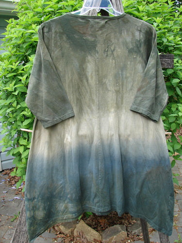 Barclay Wander Tunic Tee Botanicals Mottled Vintage Hunter Size 0, featuring a dip-dye effect from dark olive-green to muted teal, hanging outdoors, showcasing a loose fit and rounded neckline.
