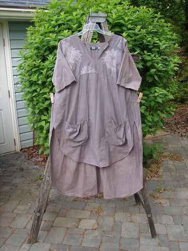 Barclay Percale Key Pocket Hi Low Dress Floral Burst Mocha Size 0 displayed on a wooden ladder outdoors, featuring a V-neck tunic with patch pockets and matching skirt, emphasizing casual elegance.
