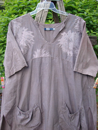 Barclay Percale Key Pocket Hi Low Dress Floral Burst Mocha Size 0, featherweight cotton, showcases a floral pattern. Featuring a shallow V-neck, patch pockets, and a high-low hem, hanging outdoors against greenery.