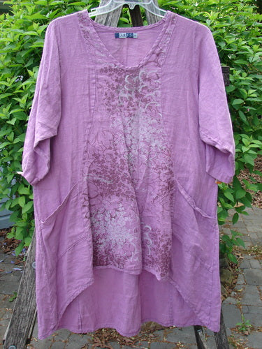 Barclay Linen Posey Dress Tiny Floral Orchid Size 0, featuring a V-neck, elbow-length sleeves, and floral print. Displayed outdoors, it highlights Bluefishfinder.com's unique vintage style.