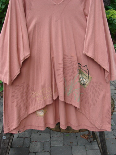 1998 Botanicals Bell Flower Top Magnolia Size 2 features an upward scooped front hem, softly rounded neckline, sectional panels, and blue fish signature patch on the back.