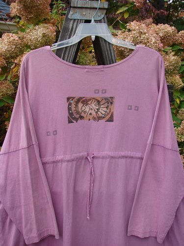 1997 Collage Top Petal Power Crocus OSFA: A purple shirt with a picture on it, featuring a drawing of a lizard. Made from mid-weight organic cotton, this top has an A-lined shape, drop shoulders, and vented sides. It also has three oversized front pockets with vintage knot buttons and a nifty drawcord back. The superior Blue Fish Petal Power theme and the traditional Blue Fish patch complete the design. Bust 66, Waist 66, Hips 68, Front Length 30, Back Length 35 inches.