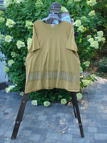 2000 Travel Tee Top Fence Border Peapod Size 2 displayed on a hanger, showcasing its slightly dipped neckline, lengthier style, bottom swing, and signature Blue Fish patch.