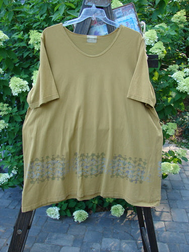 2000 Travel Tee Top Fence Border Peapod Size 2 displayed on a mannequin, highlighting its slightly dipped neckline, lengthier tee shape, and bottom swing with continuous fence border theme.