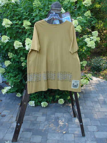 2000 Travel Tee Top Fence Border Peapod Size 2 displayed on a clothes rack, featuring a slightly dipped neckline, lengthier tee style, bottom swing, and signature Blue Fish patch.