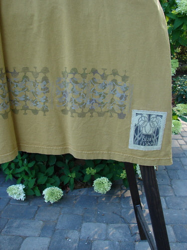 2000 Travel Tee Top Fence Border Peapod Size 2 displayed on a stand, showcasing a continuous fence border design with a signature Blue Fish patch.