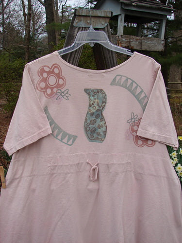 1995 New Look Dress Dot Flower Vase China OSFA, featuring a dot flower pattern and a vase design on a pastel pink backdrop with a front breast pocket and drawcord back.
