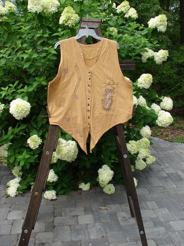 1994 Pen Pocket Vest Garden Bee Dijon Size 2 displayed on a wooden stand, featuring a rounded V-neckline, front painted pocket, and Blue Fish signature stamp on the upper back neckline.