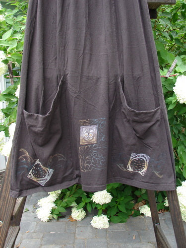 1998 Low Pocket Skirt Shoe Luck Mortar Size 1 features dual lower drop pockets, full elastic waistline, and A-line shape, shown outdoors with plant and flowers in the background.