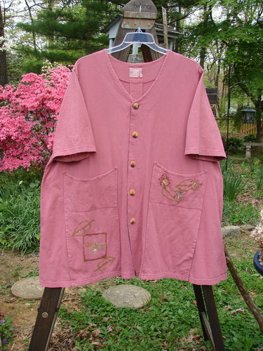 2000 Double Decker Pocket Top Garden Bug Rose Size 2 displayed on a swinger, featuring two front oversized pockets and a pleated back line for a flattering fit.