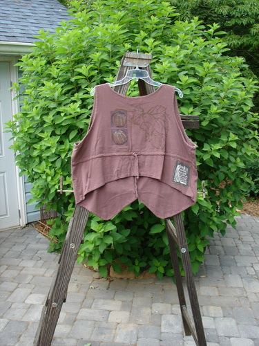 1998 Field Vest Leaf Gourd Size 1 displayed on a rack, showcasing its unique upward curved crop rear, tuxedo front tails, and vintage signature Blue Fish patch with a leaf and harvest theme.