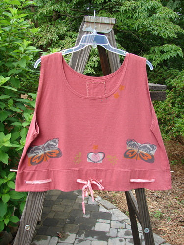 1992 Camisette Top Butterfly Sienna OSFA: Pink shirt with butterfly patterns, scooped neckline, swingy hemline, and vintage-themed paint, featuring a Blue Fish patch at the back.