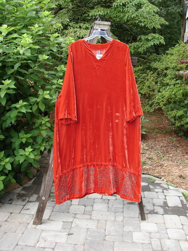 2000 NWT Silk Velvet Templeisen Gown Starlight Sienna Size 1, displayed on an outdoor swing, highlights its superior drape, V-shaped neckline, belled sleeves, and unique snap-on varying hemline.