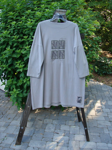 1999 Interlock Long Square Cardigan Jacket Tiny Fern Ash Size 1: A long-sleeved grey shirt with a square design on it, on a wooden stand.