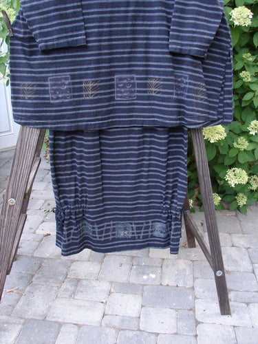 1999 Stripe Box Straight Tie Duo Water Fern Black Size 2: Striped top with ribbed V-neckline and vented sides, paired with a matching pegged skirt featuring elastic waist and side tie accents, on a clothes rack.