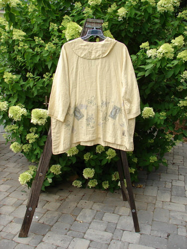 1999 Linen Antique Top Garden Plantain Size 1 displayed on a rack, showcasing its V neckline, rounded pockets, and vented sides, highlighting the superior garden theme paint and rounded drop collar.