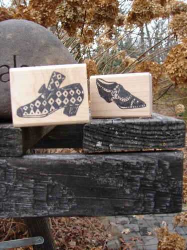 Wooden blocks with a pair of shoes on them. Unused rubber stamps in mint condition. Perfect for customizing stationary or wrapping paper.