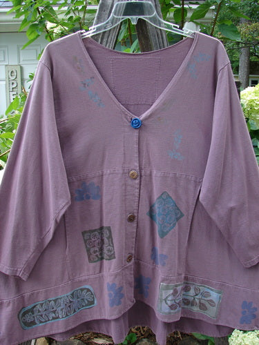 1993 Modernismo Cardigan Nature Plum Wine Size 2, featuring blue floral patterns, old-time buttons, kangaroo pockets, and a drawcord back.