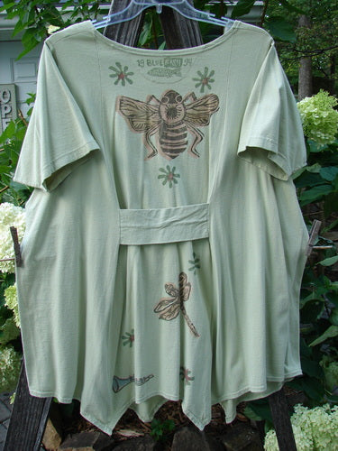 1994 Leaf Top Music Garden Aloe Size 2, featuring a bee illustration on the front, unique painted hemline, triangular neckline, and superior drape.