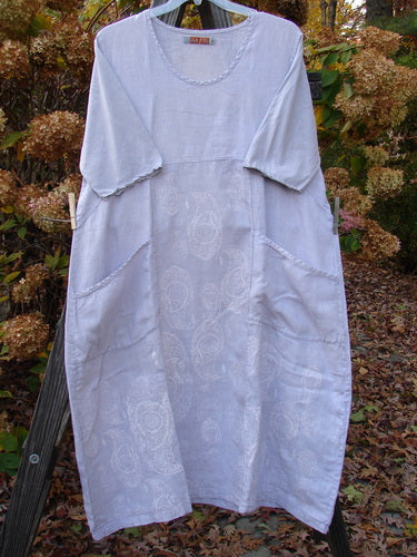 Barclay Linen Cotton Sleeve Urchin Dress Paisley Lavender Cloud Size 1 - A pleated white dress with curly three-quarter sleeves and a widening piped hemline.
