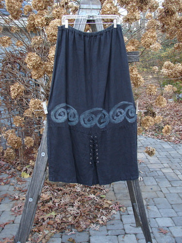2000 Pages Market Duo Celtic Black Size 2: A long black skirt with a white design on a wooden stand.
