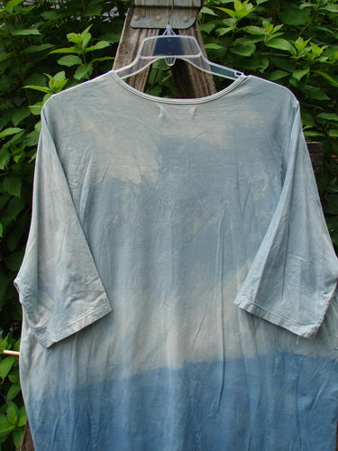 Barclay Tournesol Tunic Flower Power Mottled Day Sky OSFA on a swinger, showcasing its longer tunic length, drop shoulders, loose three-quarter sleeves, and varying hemline suited for creative expression.