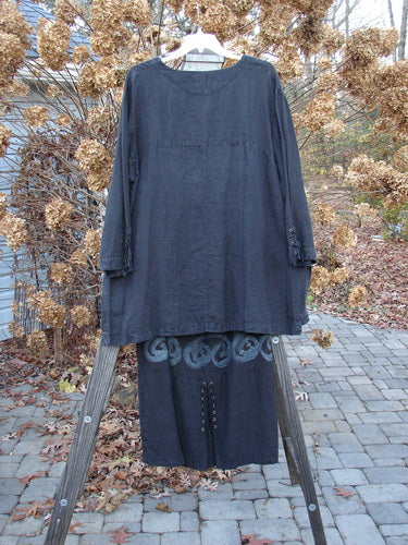 2000 Pages Market Duo Celtic Black Size 2: A black shirt and skirt on a wooden stand. Super laced front and sleeve, varying hemline, large front pockets with Celtic paint and bottom fringe. Super sectional panels, elastic waistline, lovely lacings with metal eyelets and rope cording.
