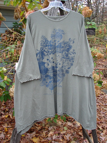 Barclay Three Quarter Sleeved Cafe Tunic Pansy Light Moss Size 2, featuring a unique blue design on a grey base, exemplifies vintage Blue Fish Clothing's creative and individualistic style, perfect for diverse expressions.