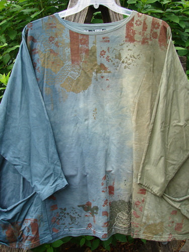 Barclay Cotton Lycra Writer's Pocket Sweatshirt features a seamless front and back with dynamic metallic botanical art, dual drop flop pockets, slightly narrowing sleeves, and a wide square flair in mottled day fog.